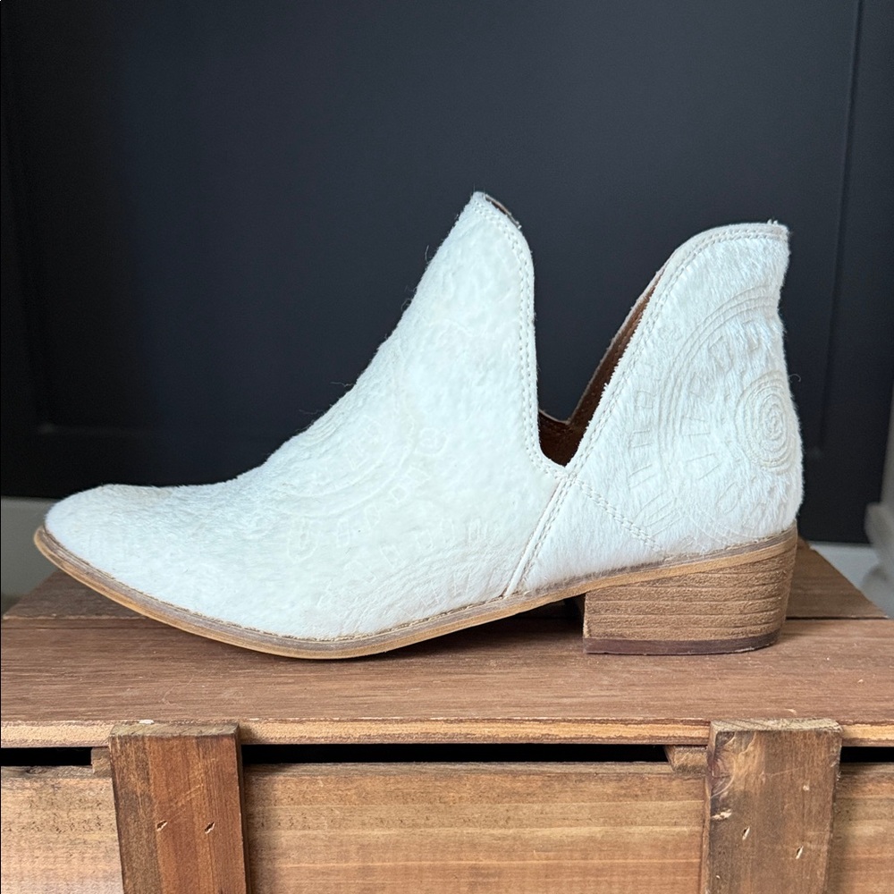 Mi.iM Ellen Calf Hide Ankle‎ Boots Size 7.5 White Cowgirl Southwestern EUC